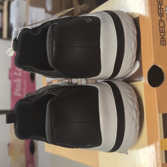 Skechers Black and Gray Sneakers with Knit Upper and Sleek Design - Picture 4 of 11